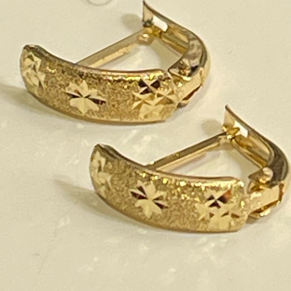 Jewelry - 18 k Earrings hoop style , 0.93 grams of gold.